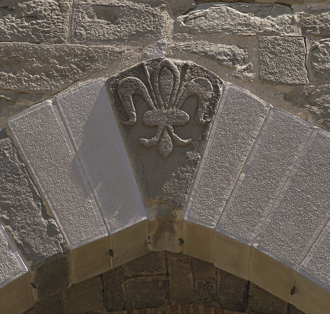 giglio scolpito sulla Porta Fiorentina