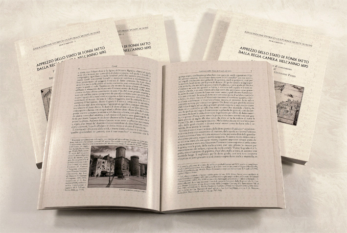 foto con alcune copie del libro Apprezzo dello Stato di Fondi..., in primo piano il libro aperto su due pagine con foto e note