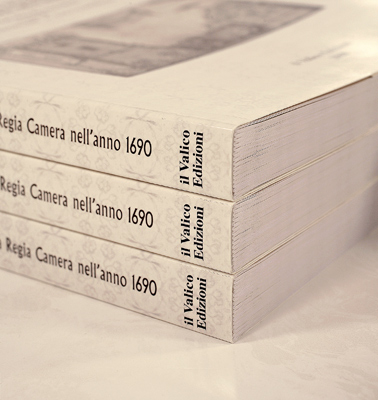 particolare della costola di alcuni libri del Valico Edizioni