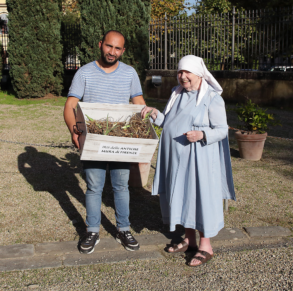 suor Julia e Mihai con lo scatolone dei rizomi