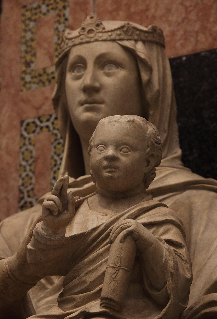 particolare del Bambino che benedice, con sullo sfondo il volto della Madonna dagli occhi celesti in pasta vitrea