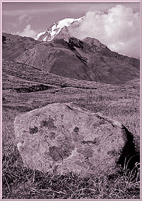 Una pietra del Cromlech, sullo sfondo il Monte Bianco