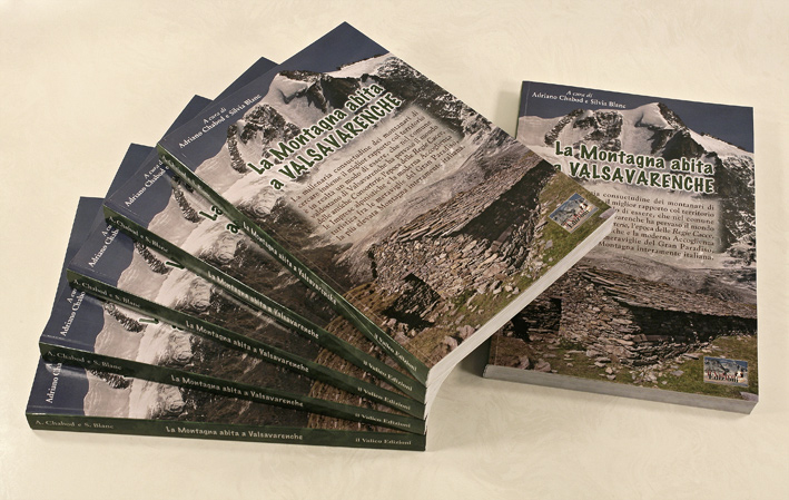 foto con alcune copie del libro La Montagna abita a Valsavarenche
