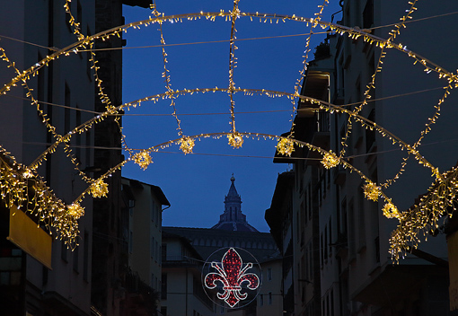 luminarie in via Por Santa Maria con giglio luminoso e Orsanmichele e Cupola dietro