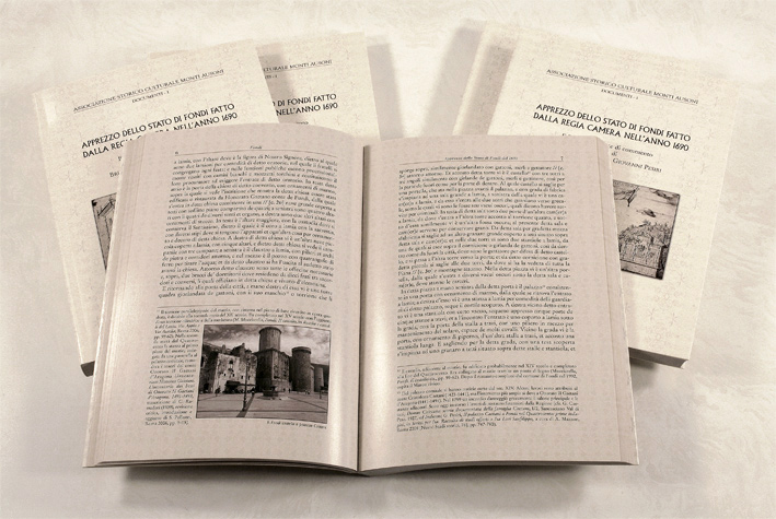 foto con alcune copie del libro Apprezzo dello Stato di Fondi..., in primo piano il libro aperto su due pagine con foto e note