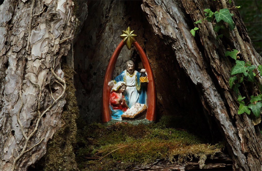Riproduzione con la Sacra Famiglia inserita in un tronco d'albero