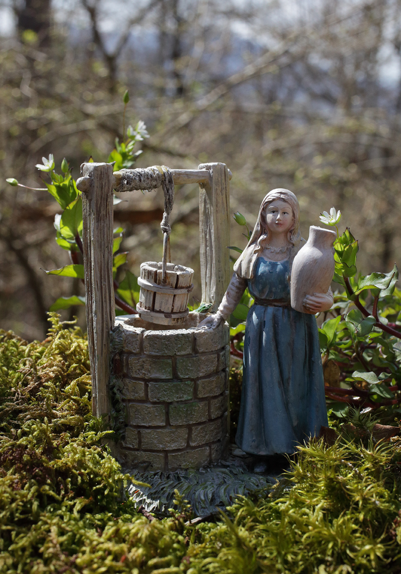 statuetta con ragazza che va al pozzo a prendere l'acqua