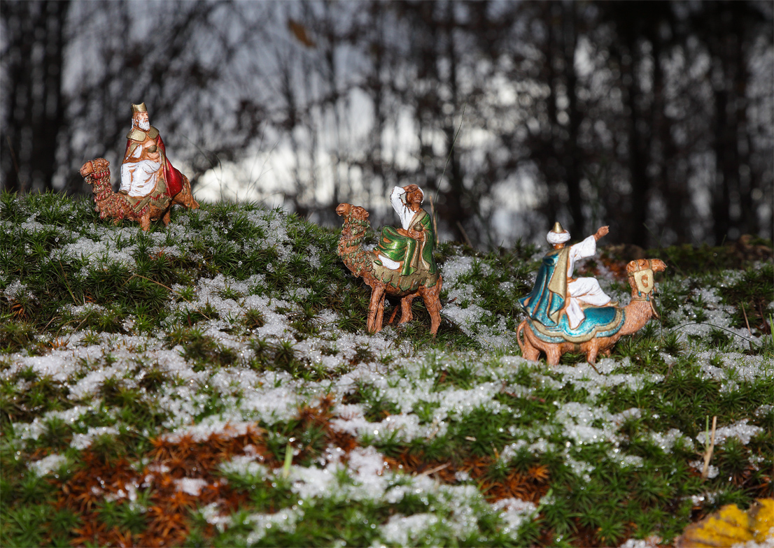 statuette con i 3Re Magi nella neve